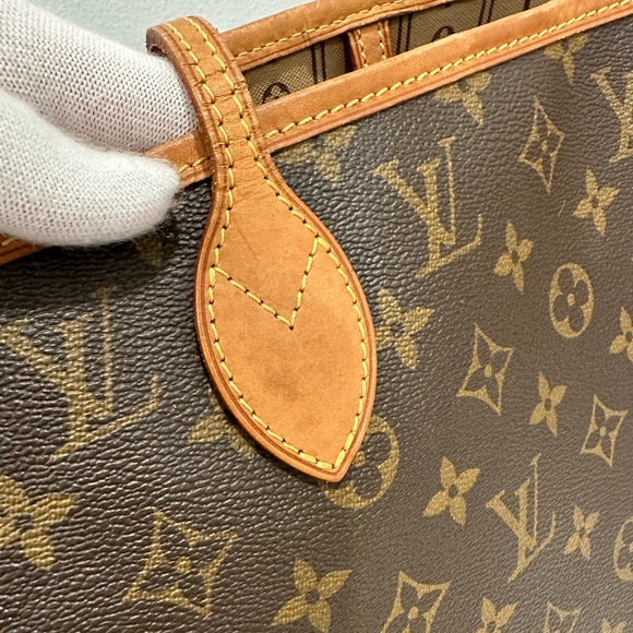(SOLD) Louis Vuitton Neverfull MM Tote - Picture 8 of 13